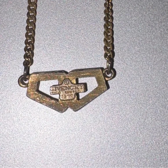 vintage 1979 Givenchy gold-plated necklace with a double G logo pendant - Picture 3 of 5